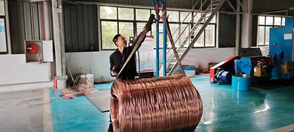 湖北中晨線纜的生產(chǎn)現(xiàn)場直擊 年底訂單充足 設(shè)備全速運(yùn)轉(zhuǎn)